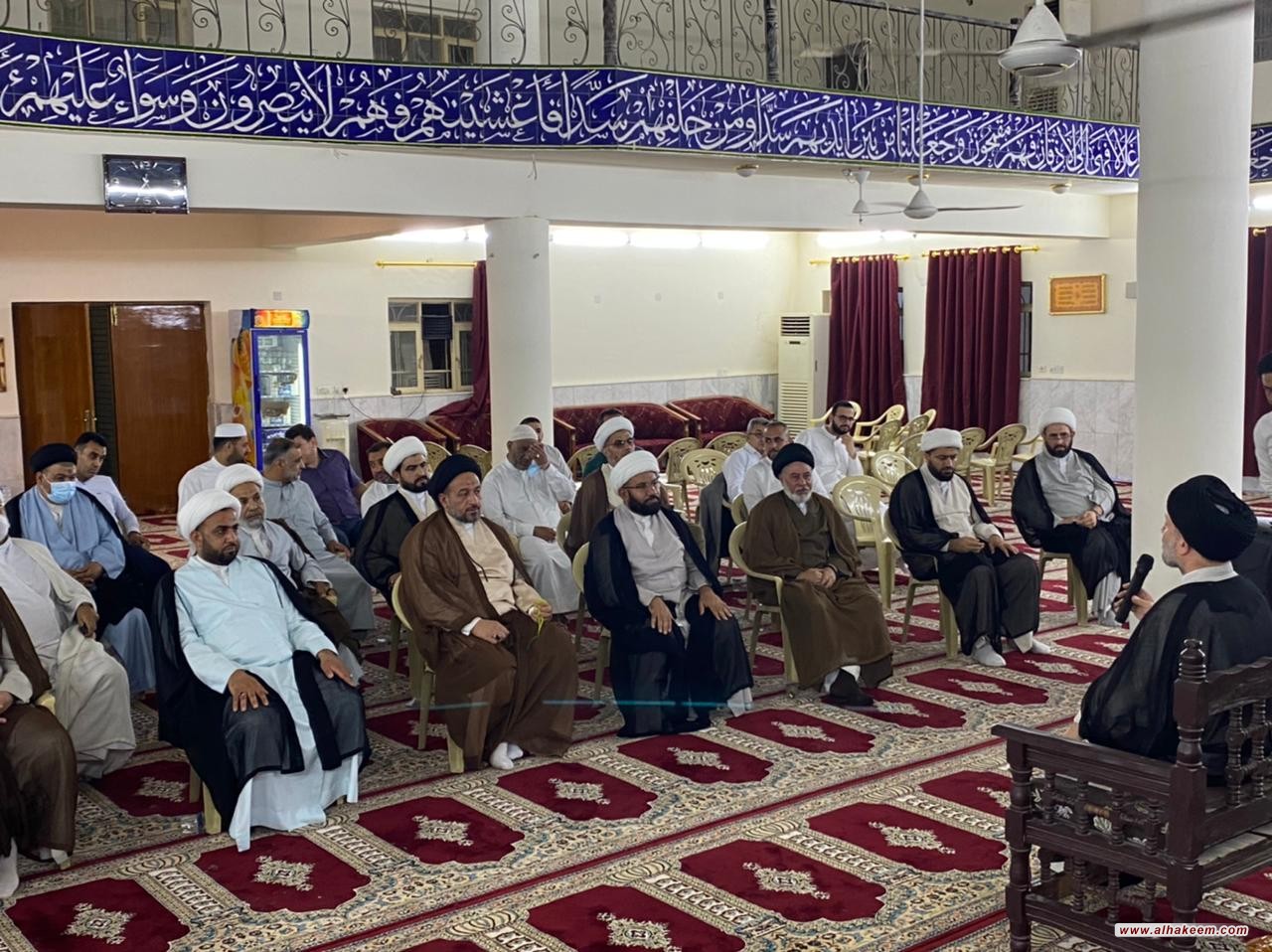 نجل المرجع السيد الحكيم يحاضر في ندوة تحضيرية للاحتفال بعيد الغدير الاغر في العاصمة بغداد.