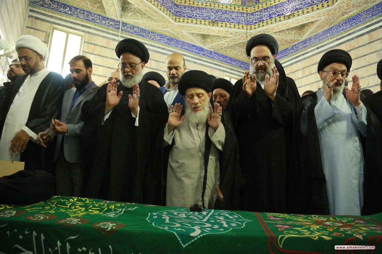 المرجع الكبير السيد الحكيم (مدّ ظله) يقيم صلاة الجنازة على جثمان آية الله السيد محمد رضا الخرسان (قدس سره) 